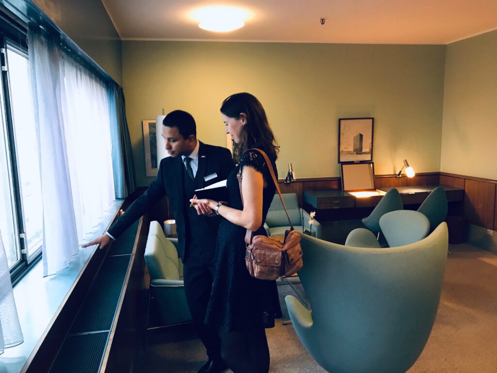 Bettina Laude bei der Recherche im Arne Jacobsen Zimmer in Kopenhagen