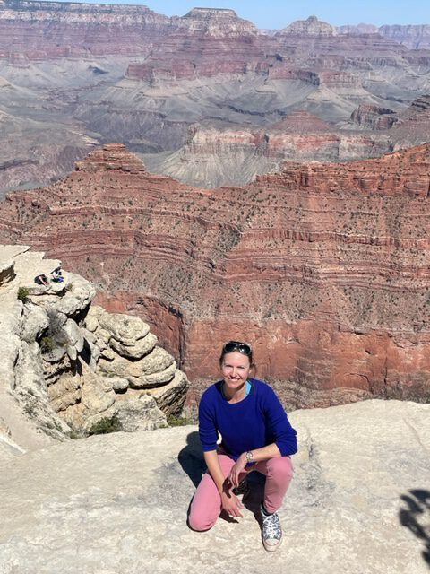 Reise-Expertin. Bettina Laude sitzt an der Kante des Grand Canyon in Arizona