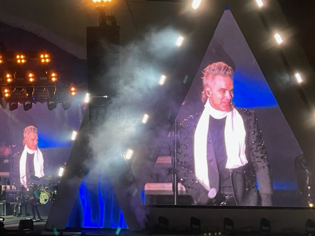 Robbie Wlliams gibt ein Konzert beim Saison-Opening in Schladming. Ganz großes Entertainment in fast privater Atmosphäre