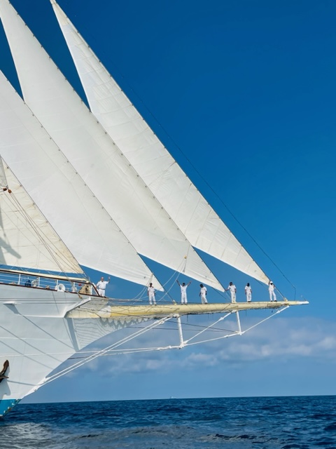 Bug mit Bugsiert des Großseglers Star Clipper. Die Crew steht auf dem Bugsprit
